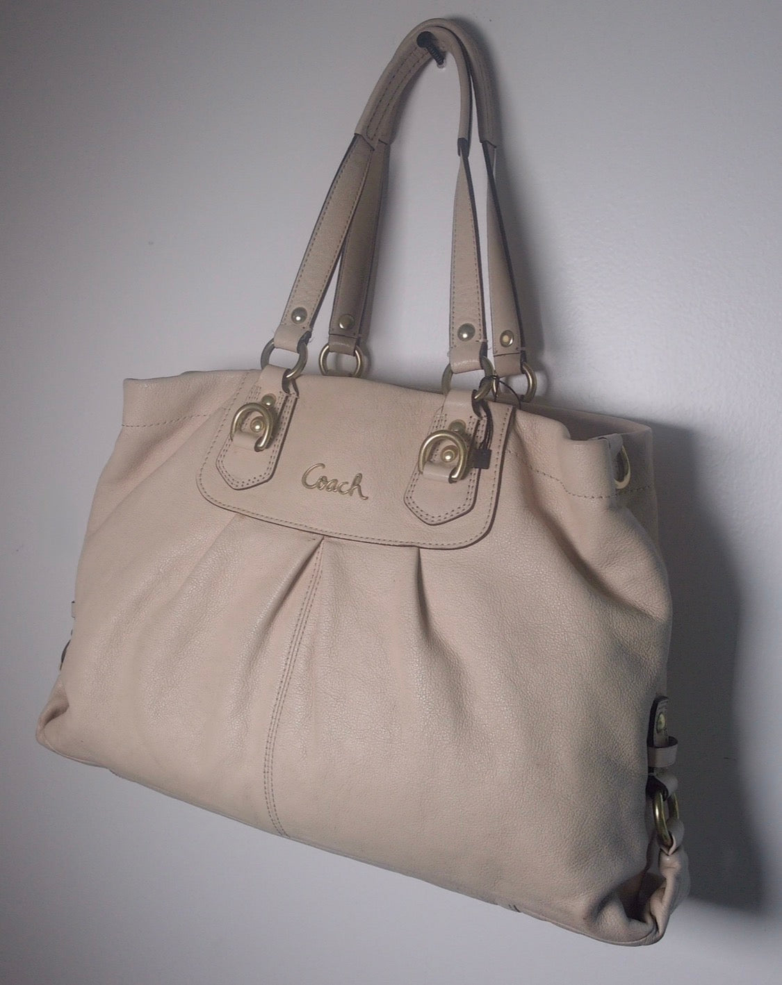 Pre Owned Cream Pebbled Leather Coach Shoulder Bag | Gold Hardware Pleated Front Satchel | Soft Slouch Designer Handbag (Y2K Vintage)