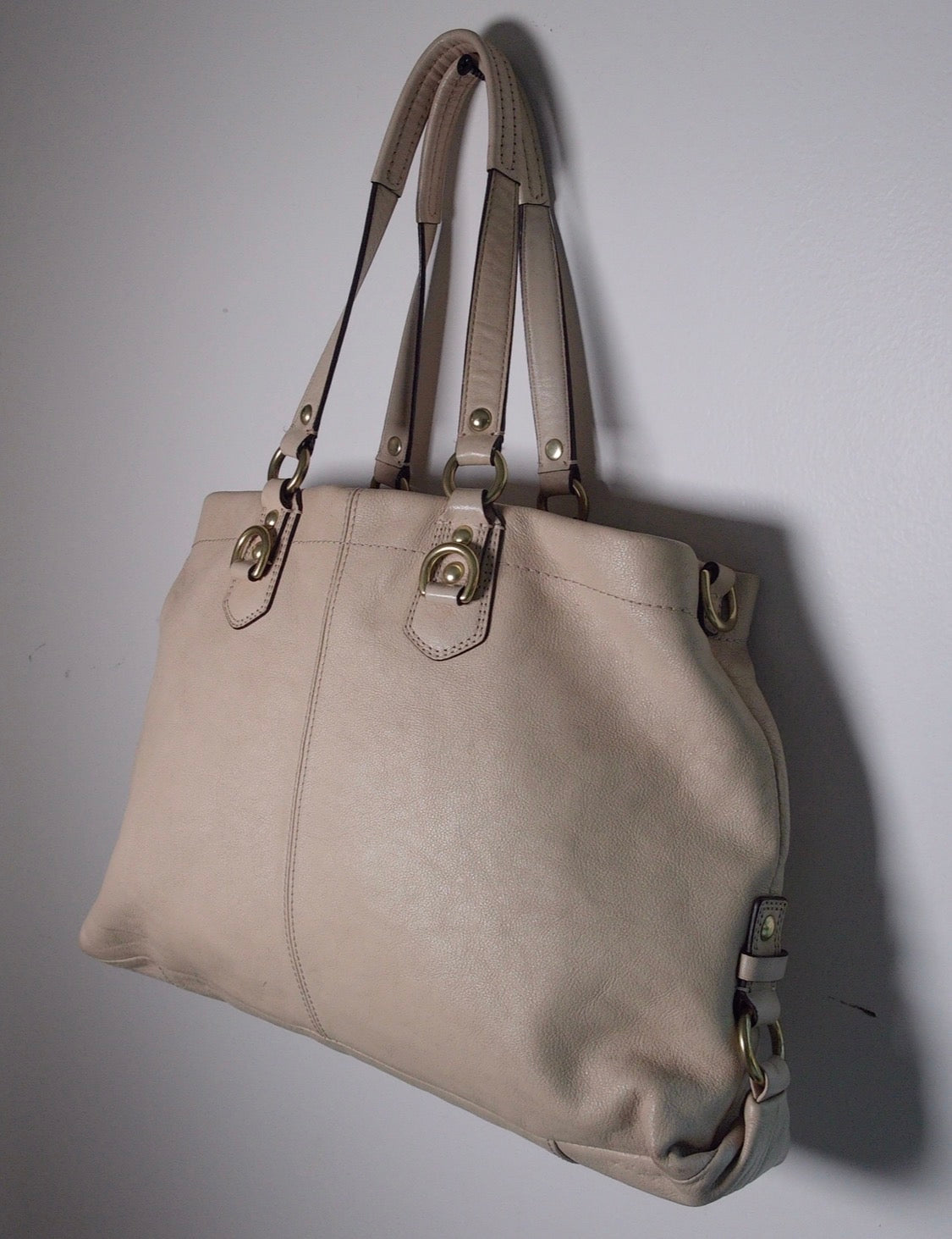Pre Owned Cream Pebbled Leather Coach Shoulder Bag | Gold Hardware Pleated Front Satchel | Soft Slouch Designer Handbag (Y2K Vintage)