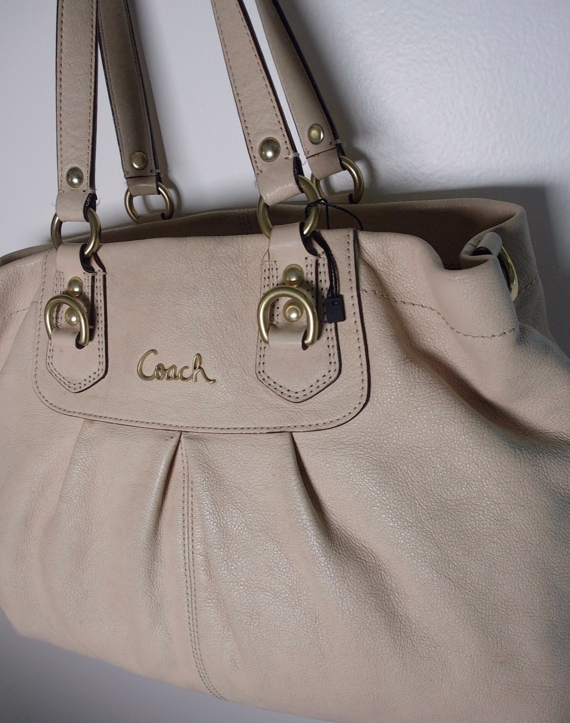 Pre Owned Cream Pebbled Leather Coach Shoulder Bag | Gold Hardware Pleated Front Satchel | Soft Slouch Designer Handbag (Y2K Vintage)