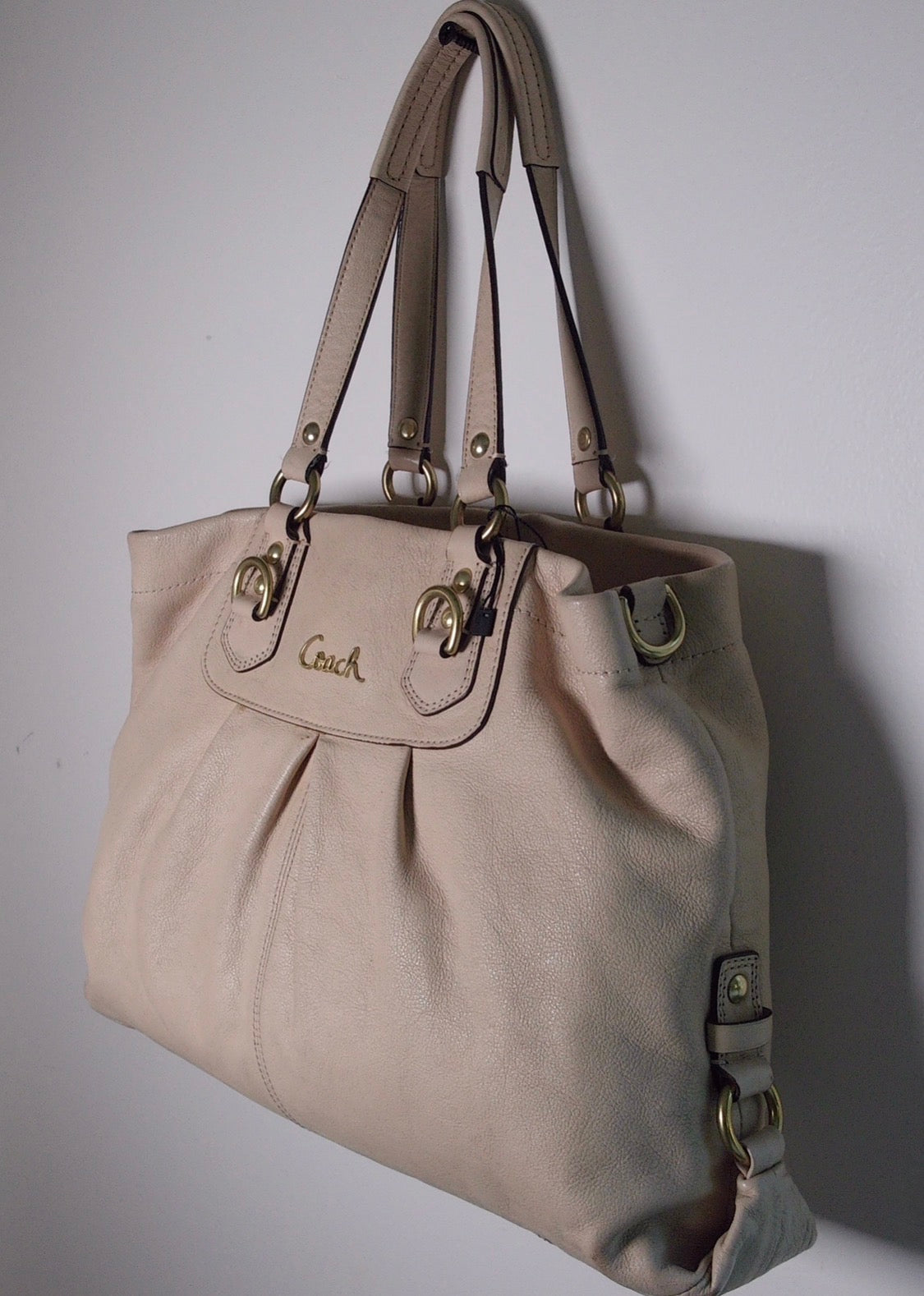 Pre Owned Cream Pebbled Leather Coach Shoulder Bag | Gold Hardware Pleated Front Satchel | Soft Slouch Designer Handbag (Y2K Vintage)