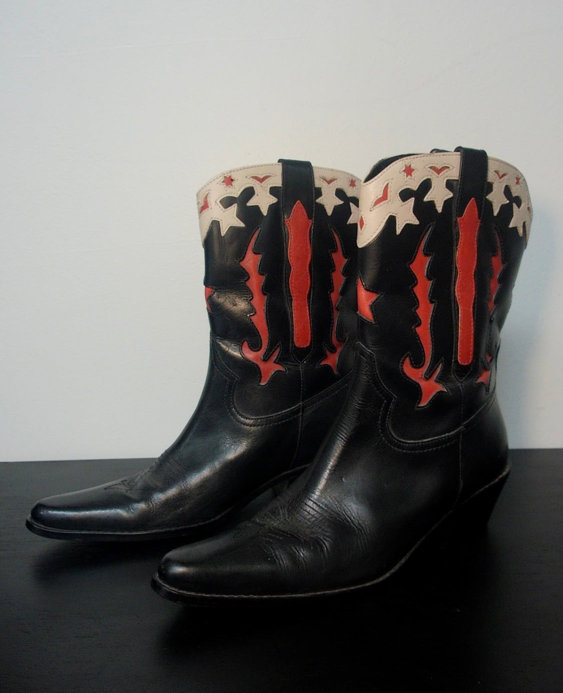 Pre Owned Black Leather Cowboy Boots | Red & White Inlay Western Boots | Pointed Toe Statement Boots (Vintage)