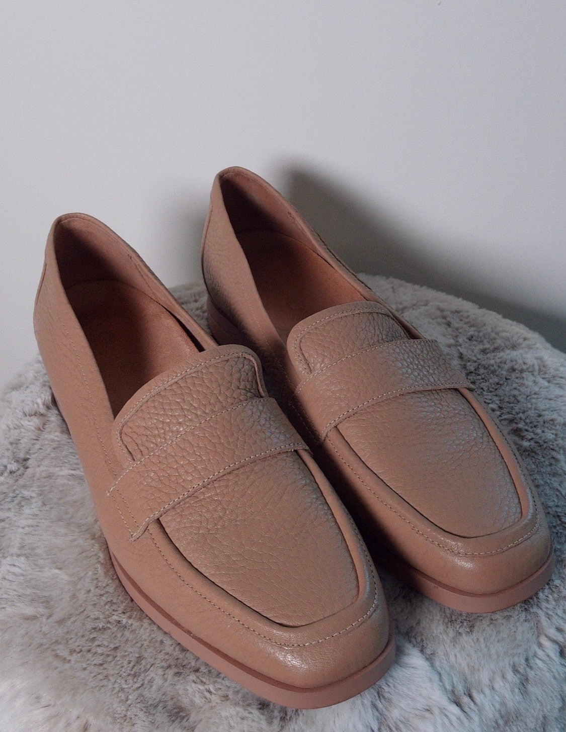 Pre Owned Vionic Tan Pebbled Leather Loafers | Minimal Comfort Slip-On Shoes | Everyday Neutral Flats