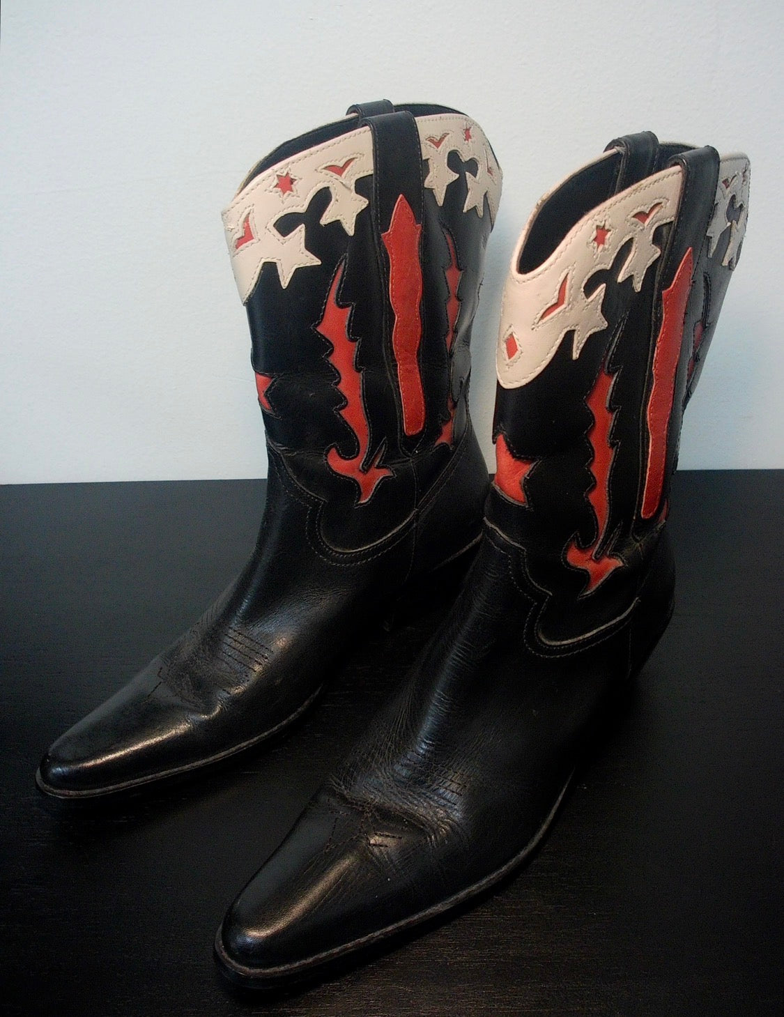 Pre Owned Black Leather Cowboy Boots | Red & White Inlay Western Boots | Pointed Toe Statement Boots (Vintage)