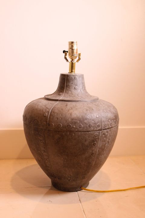 Vintage Ethan Allen Hammered Copper Urn Table Lamp Pair in Grey