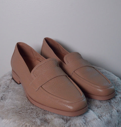 Pre Owned Vionic Tan Pebbled Leather Loafers | Minimal Comfort Slip-On Shoes | Everyday Neutral Flats
