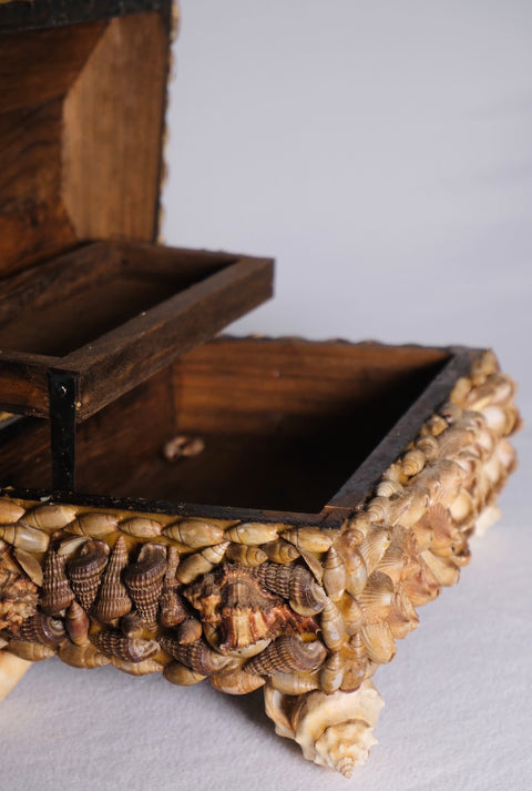 Shell Encrusted Jewelry Box (Vintage)